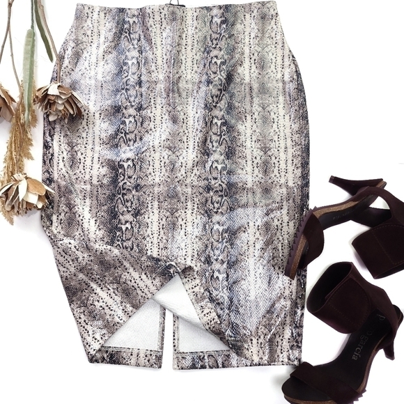 New Express Poly Spandex Snakeskin Embossed Skirt Size S - Picture 5 of 11